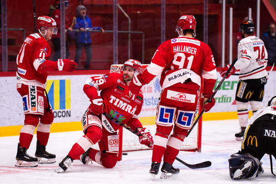 Timrås Ludvig Rensfeldt jublar med lagkamrater