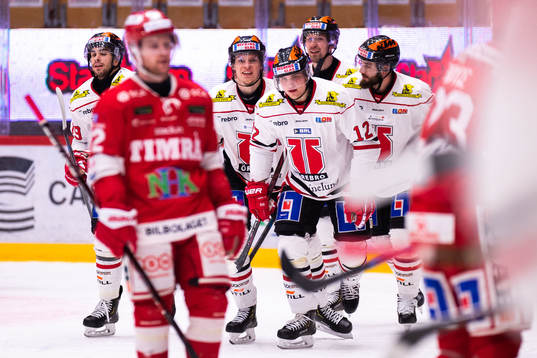Örebros Glenn Gustafsson jublar med lagkamrater