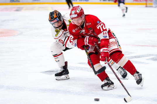 Örebros Shane Harper och Timrås Sebastian Ohlsson