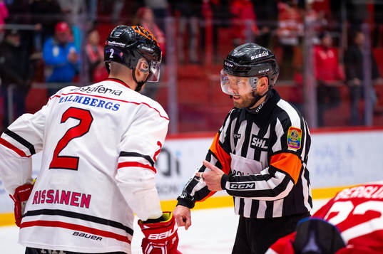 Domare Marcus Linde diskuterar med Örebros Rasmus Rissanen