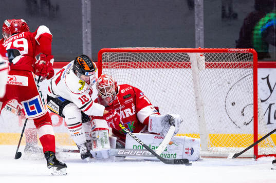 Örebros Shane Harper och Timrås målvakt Victor
