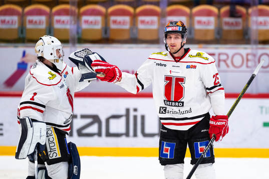 Örebros målvakt Jhonas Enroth och Anton Hedman jublar