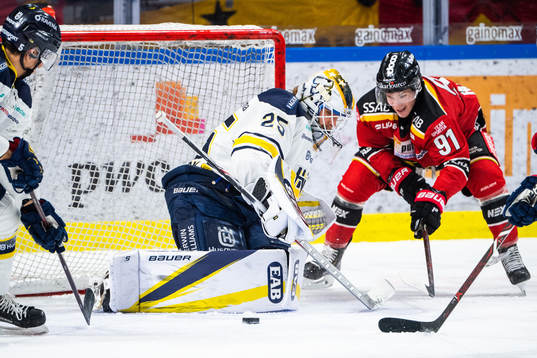 s målvakt Felix Sandström och Luleås Austin Farley