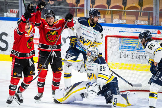 Luleås Austin Farley och Petter Emanuelsson jublar och