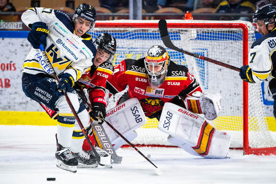 s Isac Brännström, Luleås Austin Farley och målvakt
