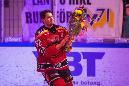 Luleås Karl Fabricius tar emot blommor