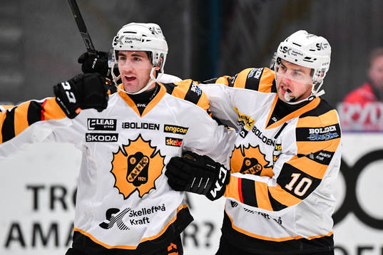 Skellefteås Bud Holloway och Joakim Lindström jublar