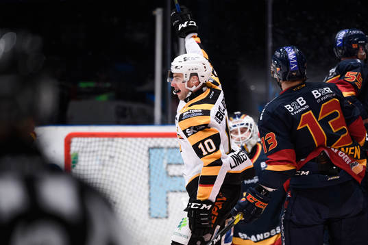 Skellefteås Joakim Lindström jublar