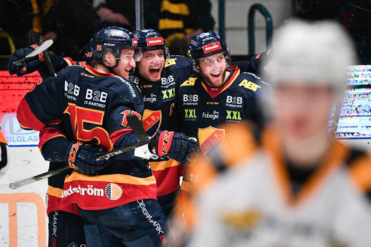 Djurgårdens Jacob Josefson jublar med lagkamrater
