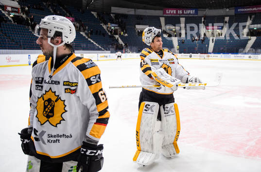 Skellefteås Fredrik Lindgren och målvakt Mantas Armalis