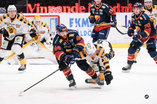 Djurgårdens Mattias Guter och Skellefteås Linus Lindström