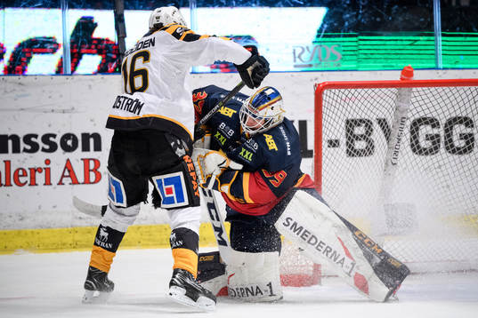 Djurgårdens målvakt Adam Reideborn räddar skott från