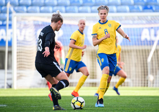 Sophie Schmidt of Canada and Lina Hurtig of Sweden