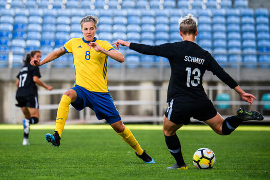 Lina Hurtig of Sweden and Sophie Schmidt of Canada