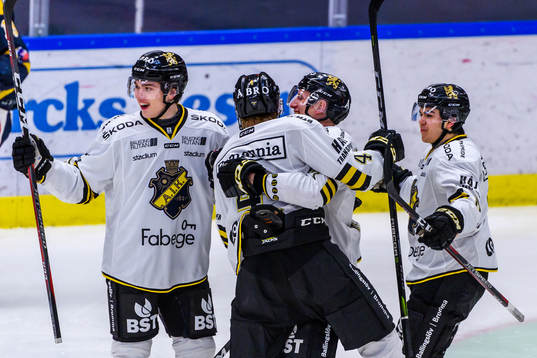 s spelare jublar med Lukas Macklin