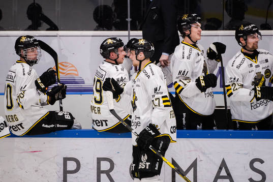 s Simon Fernholm jublar med lagkamrater