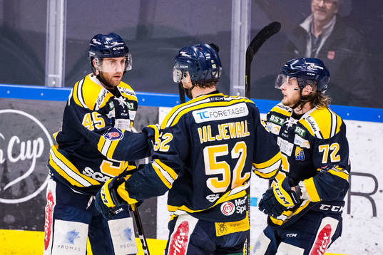 Södertäljes Sebastian Dyk jublar med lagkamrater