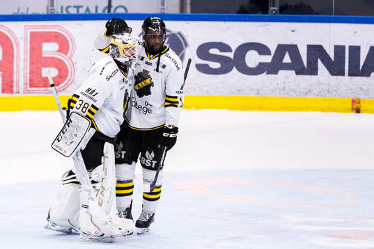 s målvakt Johannes Jönsson och Lucas Carlsson jublar