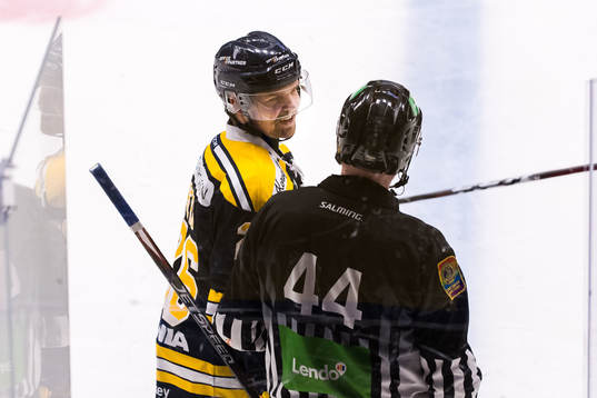 Södertäljes David Berg i diskussion med domaren