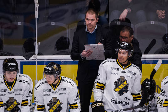 s tränare Tomas Mitell med en taktiktavla