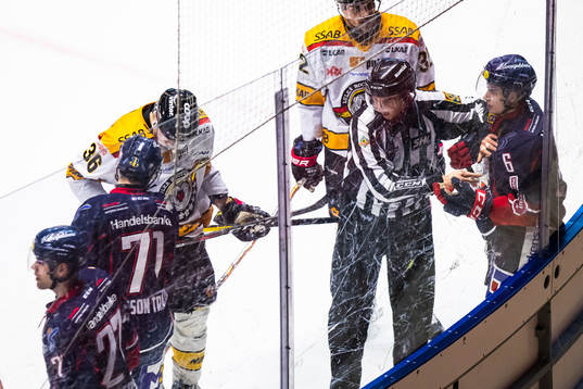 Linköpings Alexander Karlsson tilldelas matchstraff