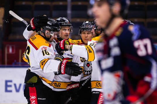 Luleås Karl Fabricius jublar med lagkamrater
