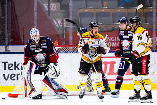 Luleås Karl Fabricius jublar med lagkamrater
