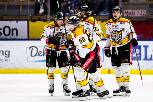 Luleås Petter Emanuelsson jublar med lagkamrater