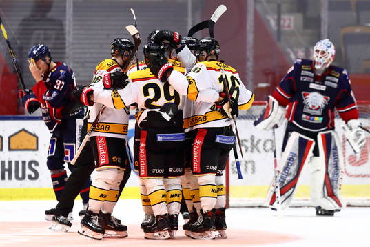 Luleås spelare jublar och Linköpings målvakt Jonas
