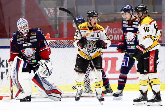 Linköpings målvakt Jonas Gustavsson  deppar medan Luleås