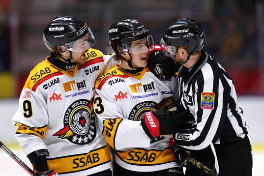 Luleås Jesper Sellgren och Johan Forsberg i samspråk med
