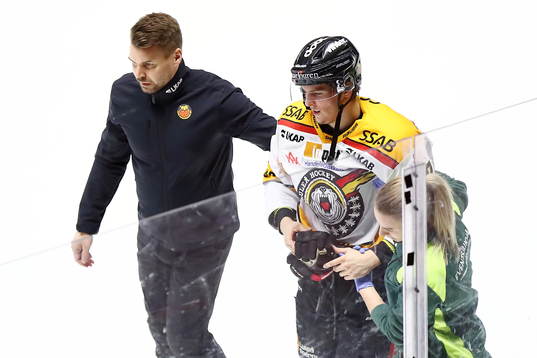 Luleås Isac Lundeström får hjälp att gå av isen