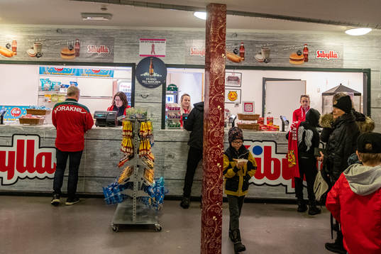 Korv försäljning i Jalas Arena innan ishockeymatchen i