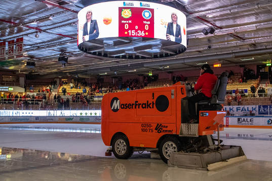 Ismaskin spolar isen i Jalas Arena innan ishockeymatchen i