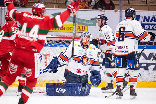 Växjös målvakt Viktor Andrén och Tuomas Kiiskinen och