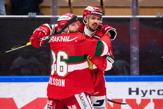Moras Matej Stransky jublar med Jonathan Carlsson