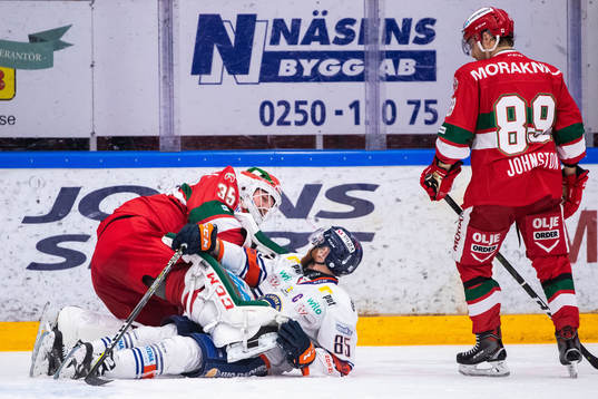 Moras målvakt Christian Engstrand och Växjös Liam Reddox