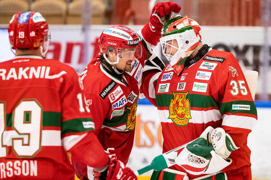 Moras målvakt Christian Engstrand jublar