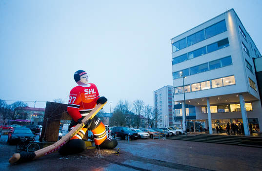 En uppblåsbar hockeyspelare med Bauhaus logotyper utanför