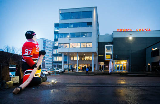 En uppblåsbar hockeyspelare med Bauhaus logotyper utanför