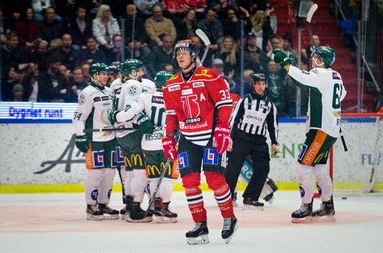 Färjestads Jesse Virtanen gör 0-1 och jublar och Örebros