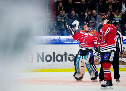 Örebros målvakt Jhonas Enroth och Linus Arnesson deppar