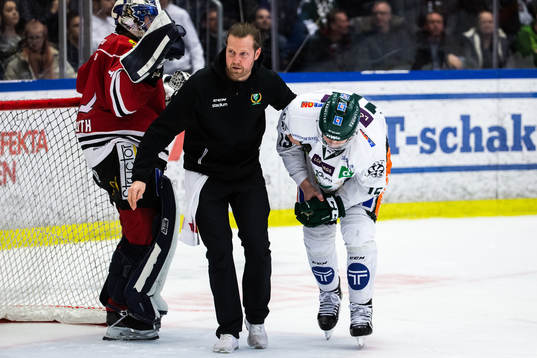 Färjestads Gustav Rydahl får hjälp av isen