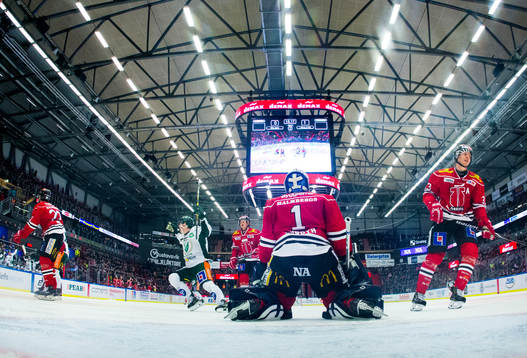 Färjestads Oskar Steen gör 0-2 på Örebros målvakt