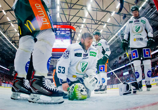 Färjestads målvakt Markus Svensson har ont