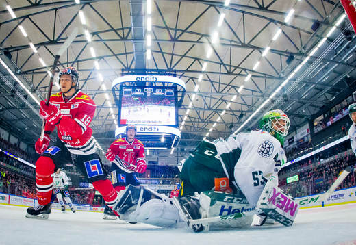 Örebros Rodrigo Abols och Färjestads målvakt Markus