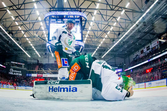 Färjestads målvakt Markus Svensson har ont