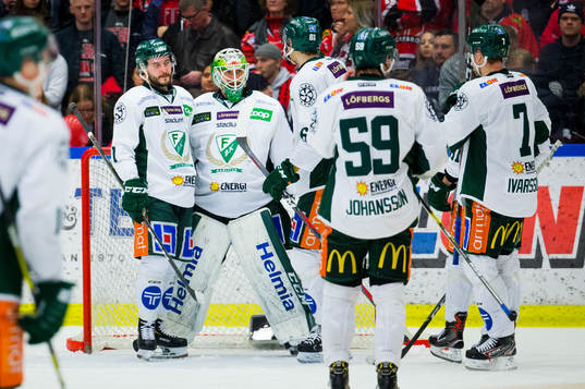Färjestads målvakt Markus Svensson jublar vid slutsignalen
