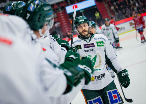 Färjestads Jesse Virtanen jublar vid 0-1
