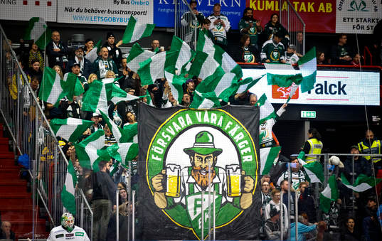 Färjestadsklacken med ett tifo med texten försvara våra